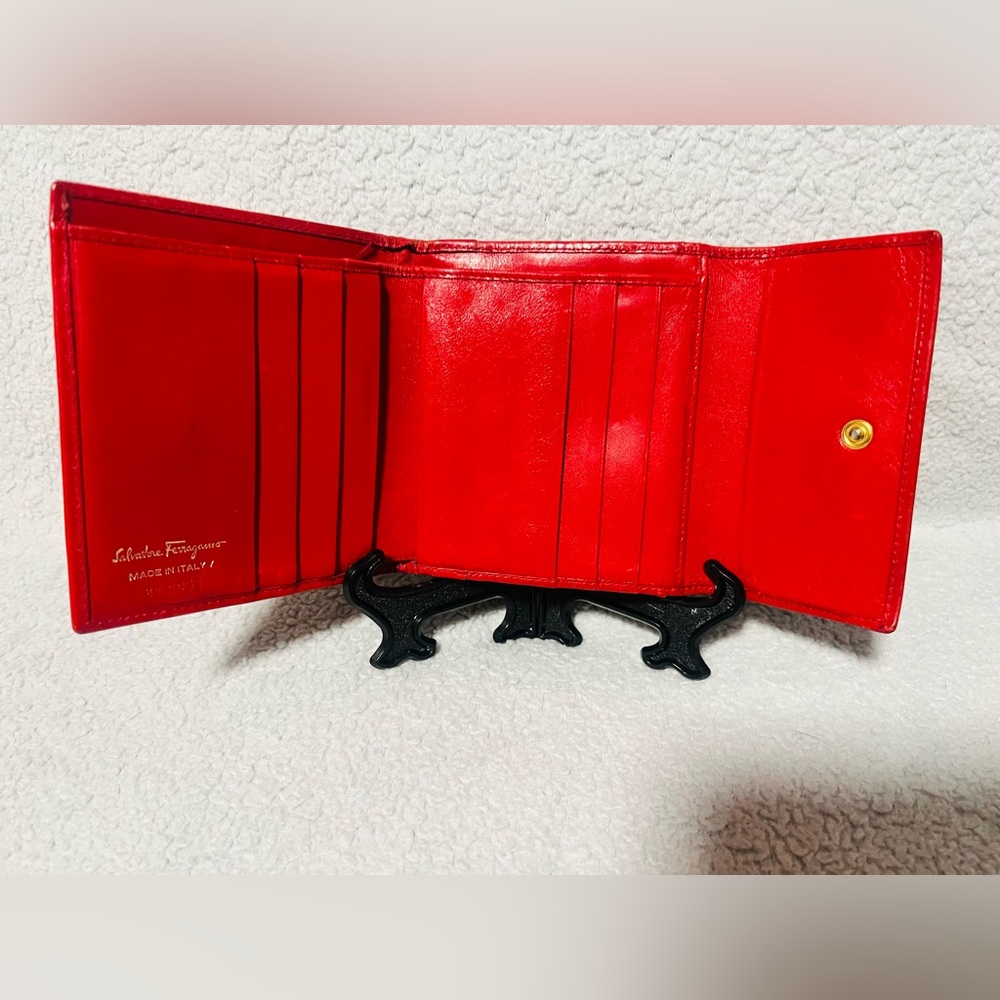 Salvatore Ferragamo Kiss lock Compact Wallet - Picture 9 of 14